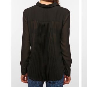 Olive & Oak Black Pleat Back Shirt